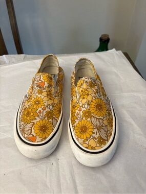 VANS Classic Slip-On Yellowk flowers pattern Women’s Sneakers 8.5